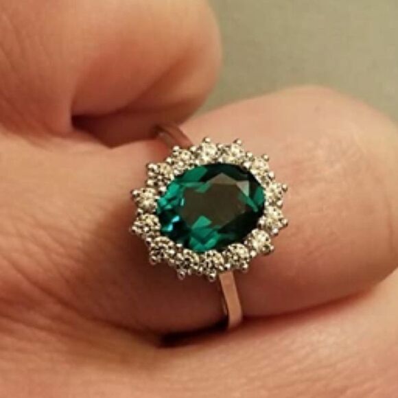 925 Sterling Silver Emerald Solitaire Ring - Picture 4 of 5